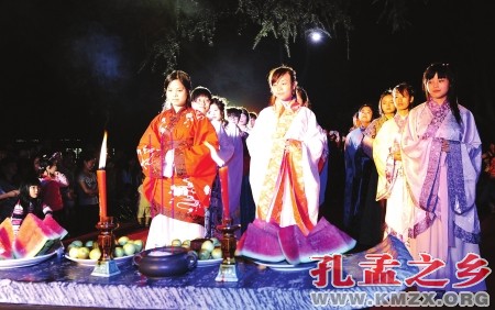 民间汉服爱好者祭月仪式