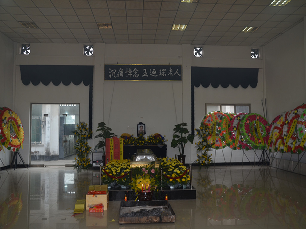 悼念厅里妈妈安详地