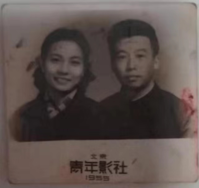 緼