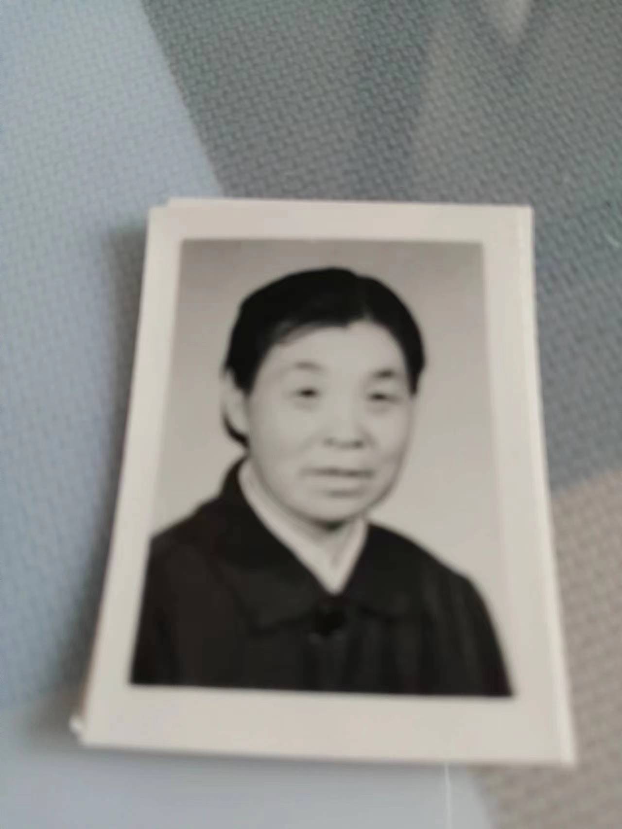 緼